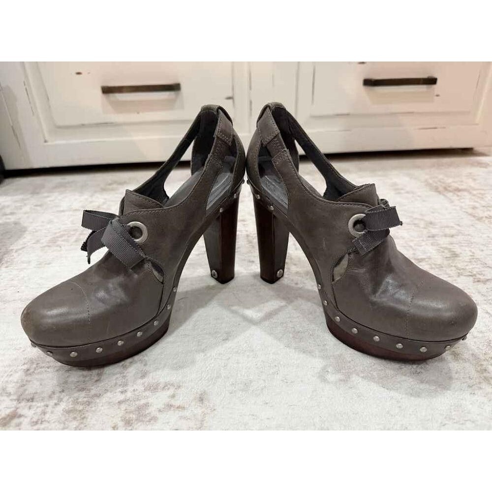 Vintage UGG Australia Grey Leather Studded Wooden Platform Clog Heels Size 8.5